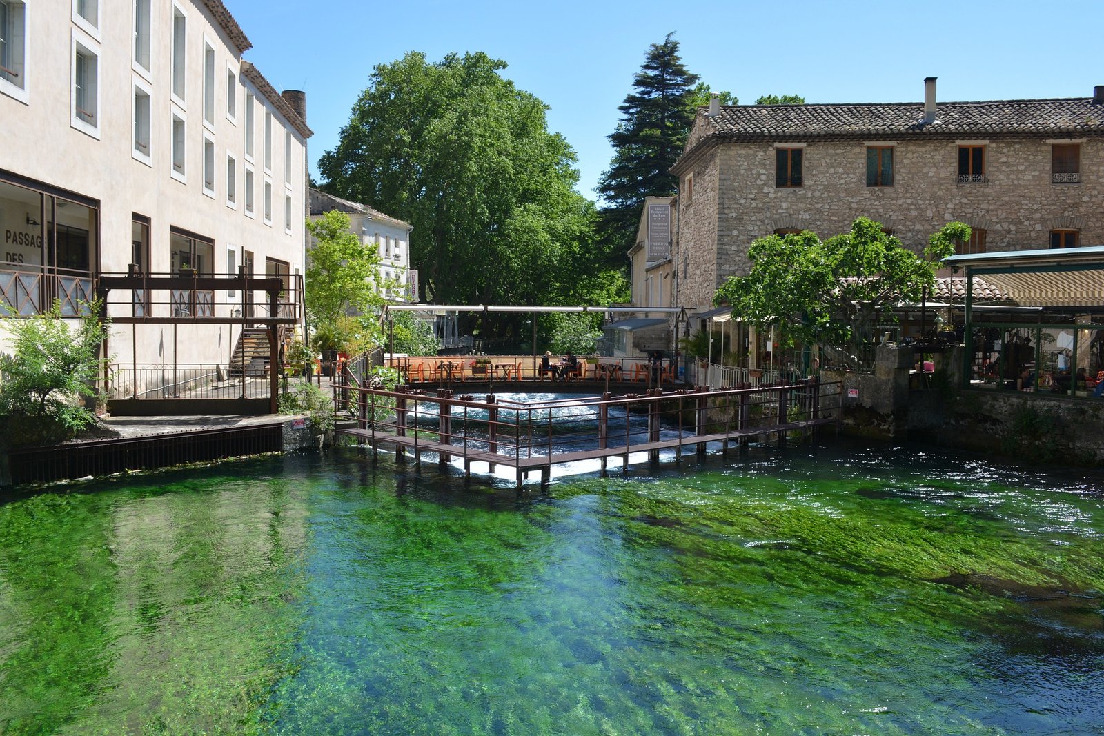 fontaine-de-vaucluse-1411348_1920