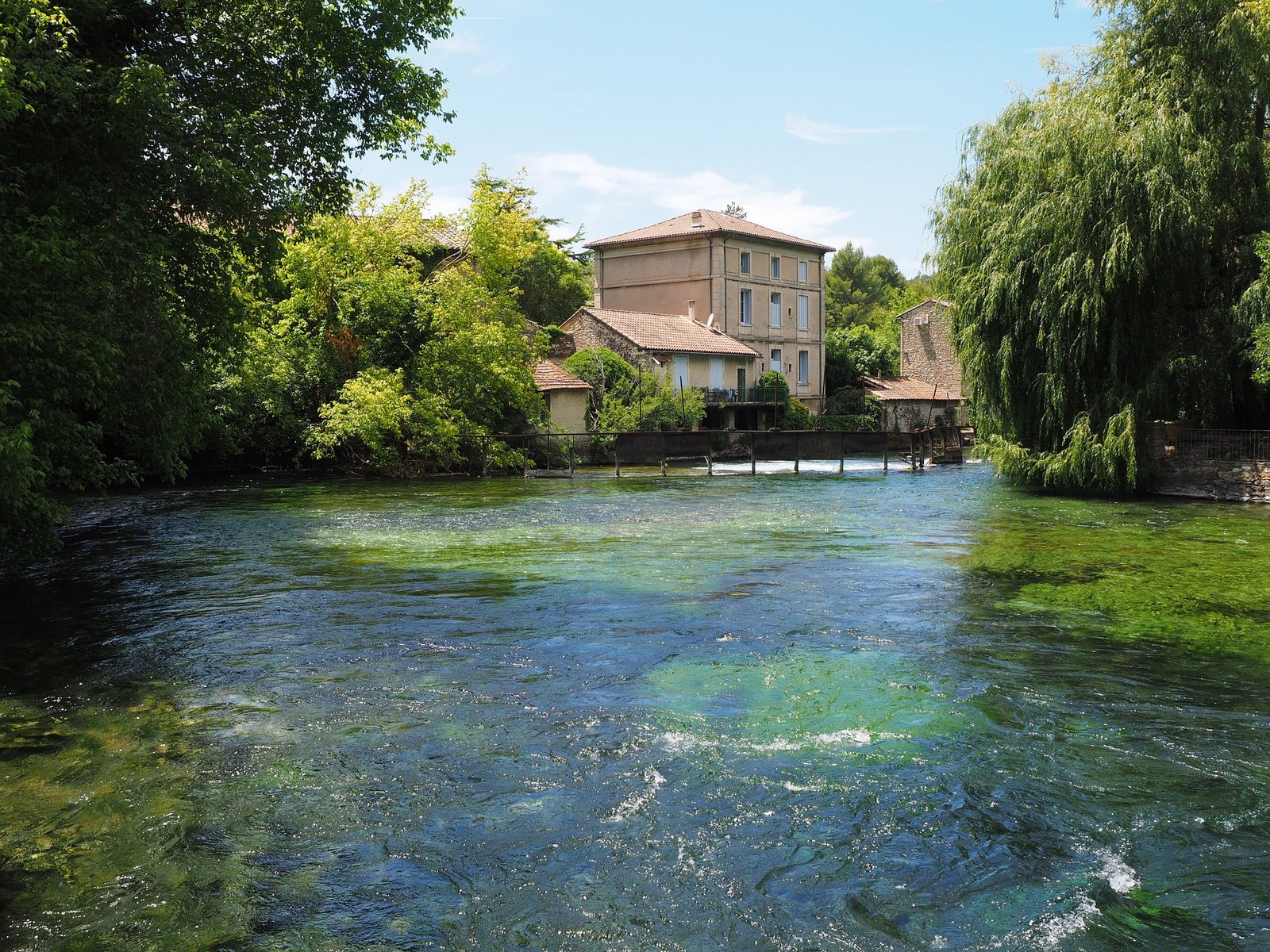 fontaine-de-vaucluse-1460401_1920 (2)