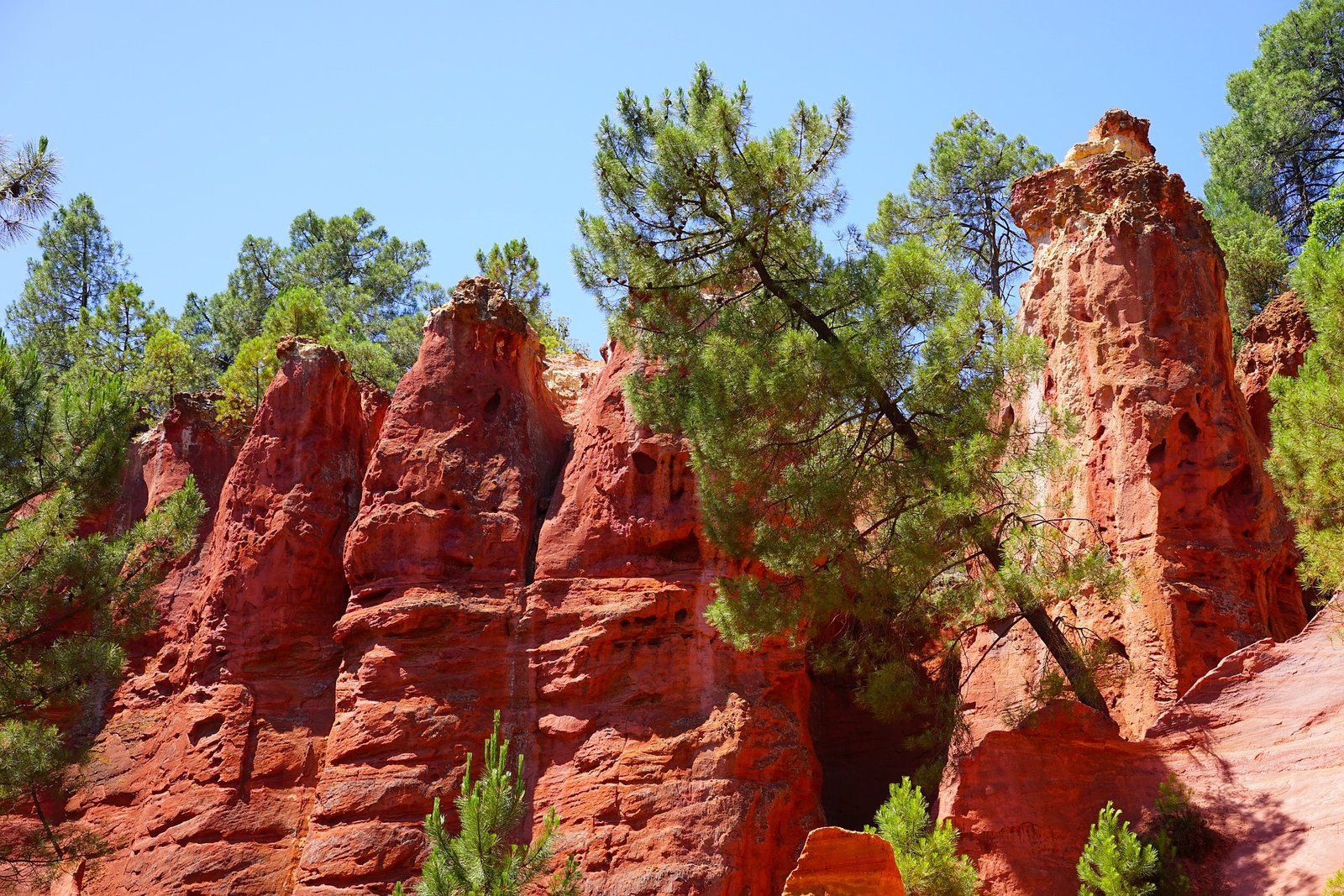 ocher-rocks-1595567_1920